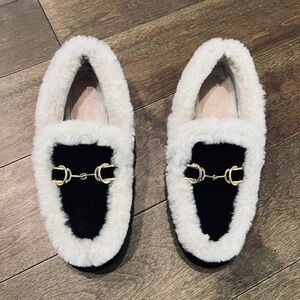 Stuart Weitzman Owen Buckle Cozy Genuine Shearling Lined Slipper size US 7.5